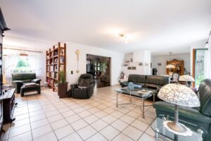 Helles Wohnzimmer mit Gartenblick
